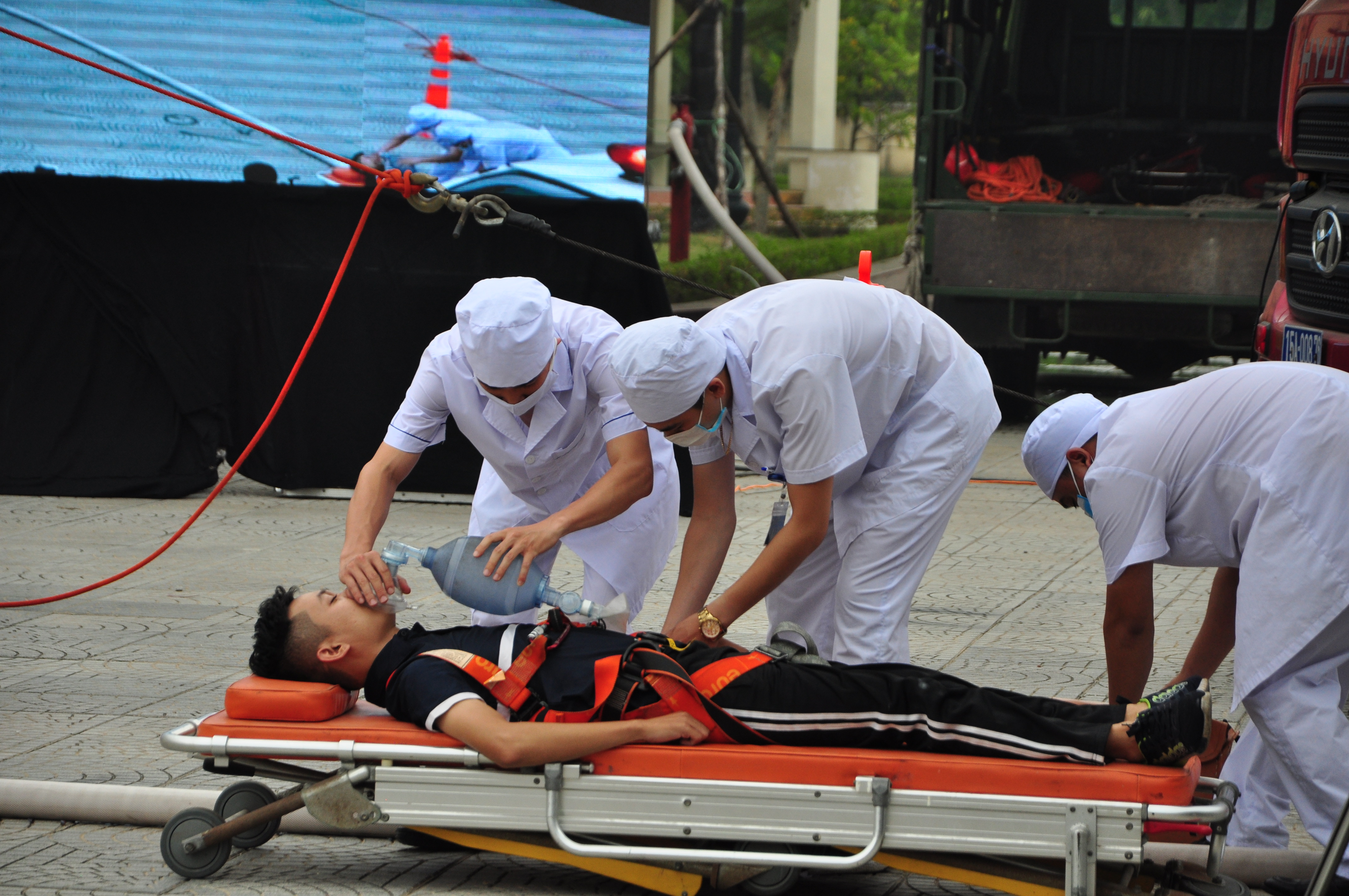 Hướng dẫn thoát nạn trong điều kiện nhiều khói, khí độc